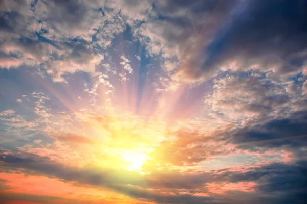 Sonnenstrahlen Blicken Bei Sonnenuntergang Durch Dunkle Stürmische Wolken — Stockfoto