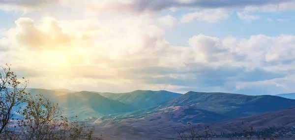 Les Rayons Soleil Regardent Travers Les Cumulus Terrain Montagneux Arbre — Photo