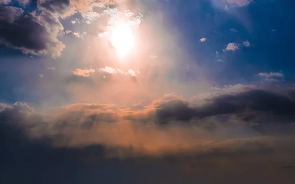 Schöner Dunkler Himmel Mit Sonne Und Wolken — Stockfoto
