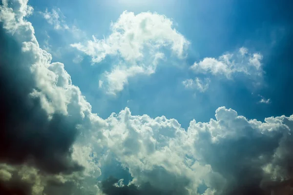 Cielo Azul Con Nubes Cerrando Sol — Foto de Stock