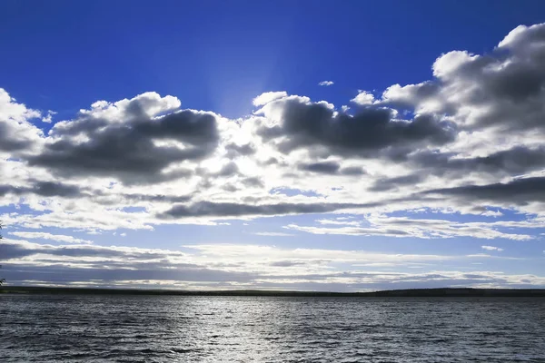 Nuvens Escuras Lua Soltando Através Das Nuvens Deixando Caminho Mar — Fotografia de Stock