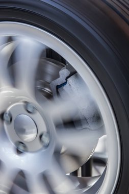 direksiyona fren disk yakın çekim ile döner