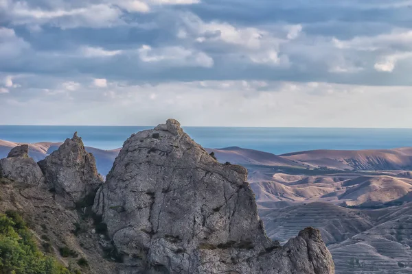 Pięknej Górskiej Scenerii Nad Morzem — Zdjęcie stockowe