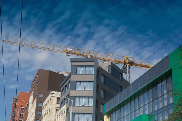 Yeni multystoried yüksek katlı binaların inşaatı