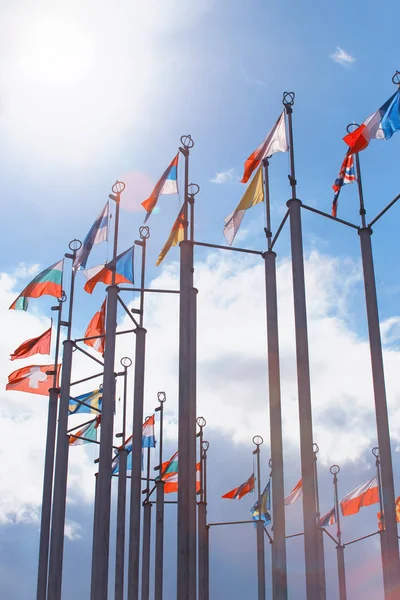 Drapeaux Des États Européens Sur Des Mâts Dans Ciel Nuageux — Photo