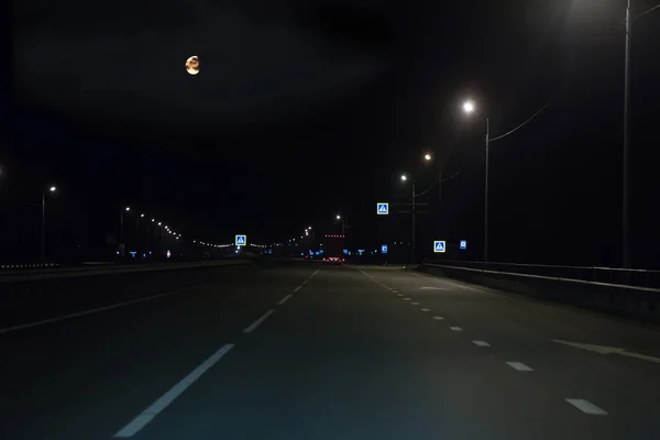Camión Mueve Una Autopista Nocturna —  Fotos de Stock