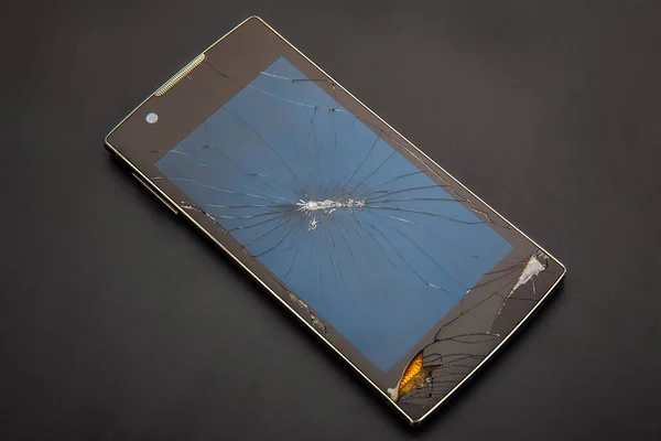 Smartphone Zlomený Prasklý Displej Tmavém Pozadí Detail — Stock fotografie