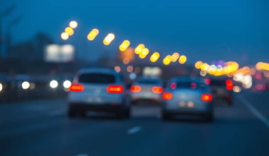 gece şehirde bulanık araba trafik