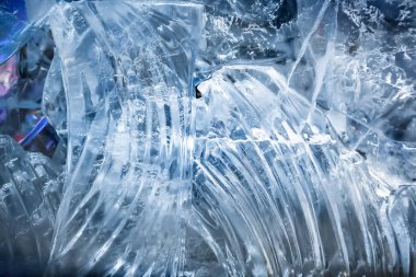 Mavi otsu süs buzla duvardan