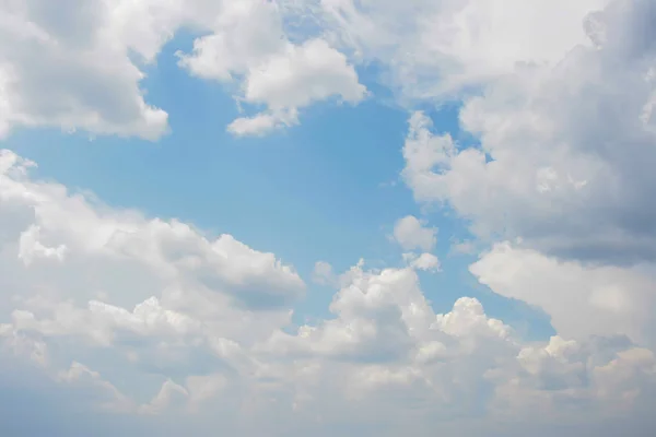 Blauwe Hemelachtergrond Met Witte Pluizige Wolken Achtergrond — Stockfoto