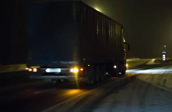 Camión Mueve Largo Carretera Invierno Por Noche — Foto de Stock