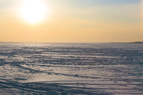 Schöner Sonnenuntergang Über Dem Zugefrorenen Wintersee — Stockfoto