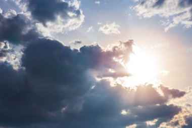 Güneşin ve bulutların birlikte güzel karanlık gökyüzü