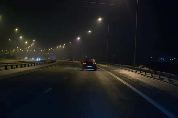 Ruch Samochodów Autostradzie Zimowych Nocy — Zdjęcie stockowe