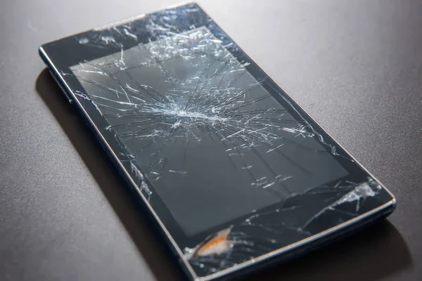 Smartphone Met Een Gebroken Gebarsten Weergave Een Donkere Achtergrond Close — Stockfoto