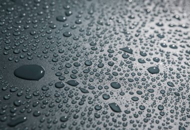 gri arka plan yakın çekim su damlaları