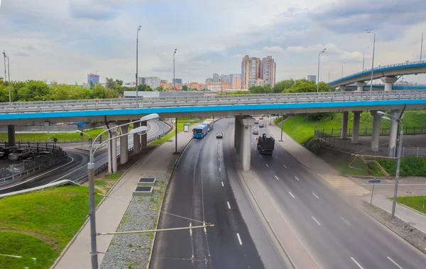 夏日多层公路上的城市景观 — 图库照片