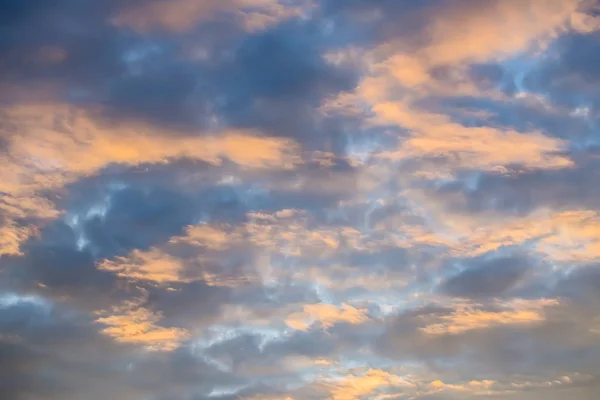 Небесный Пейзаж Облачное Небо Освещенное Солнечным Светом Заката — стоковое фото