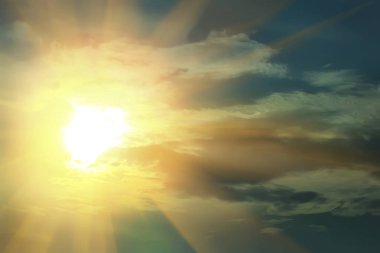 Güneşli ve bulutlu güzel karanlık gökyüzü