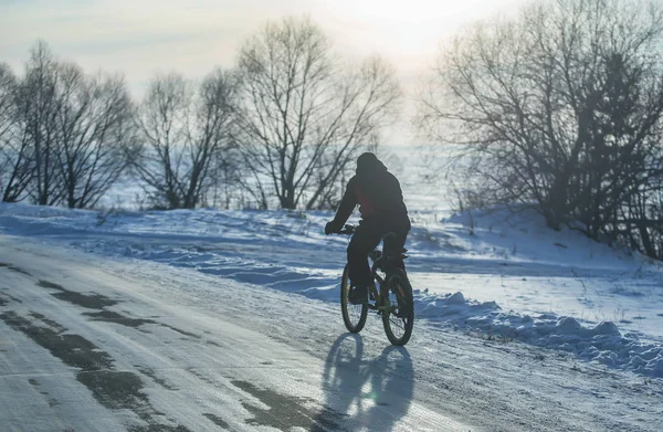 Cycliste Sur Une Balade Vélo Hiver Sur Une Route Enneigée — Photo