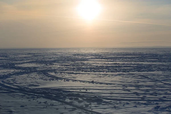Ślady Narty Skutery Śnieżne Powierzchni Jeziora Snow Zima — Zdjęcie stockowe