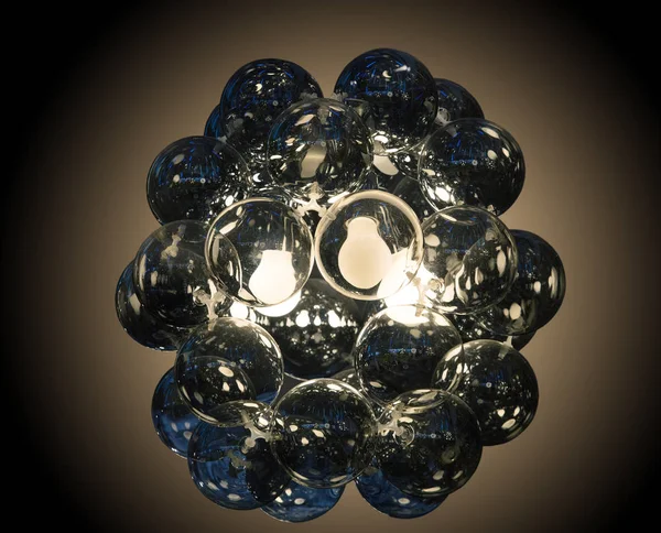 グラデーションの暗い背景にガラス球のシャンデリア — ストック写真