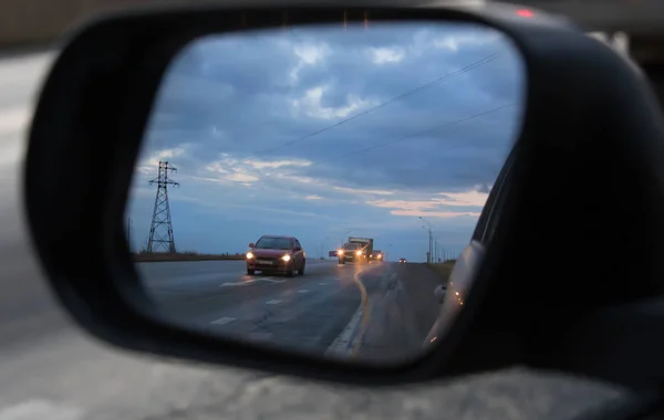 Движение Сельской Дороге Отражается Зеркале Заднего Вида Автомобиля — стоковое фото
