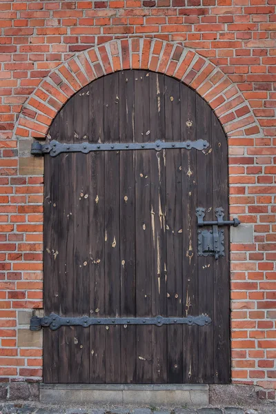 Drewniane Drzwi Łukowe Zamkiem Mur Cegły — Zdjęcie stockowe