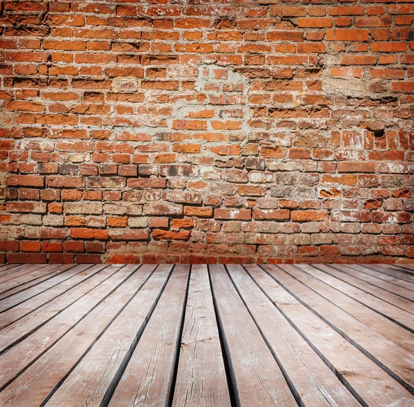 Parede de tijolo e piso de madeira — Fotografia de Stock