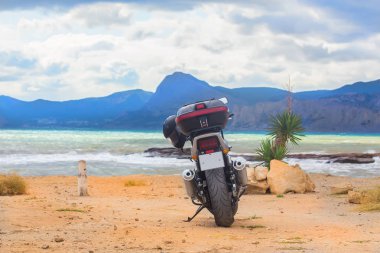 Kumlu bir plajda motosiklet