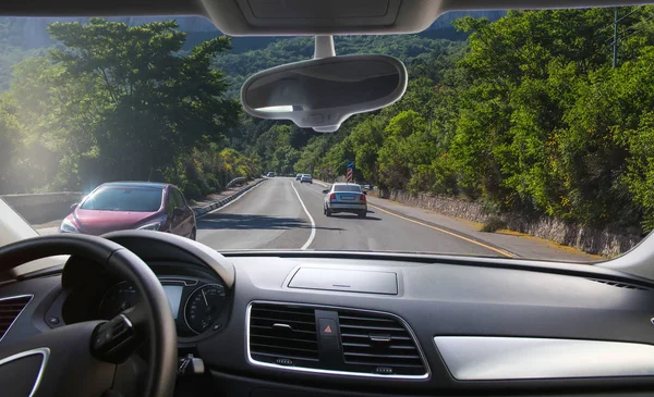 Prohlédněte si čelní sklo aut na dálnici — Stock fotografie