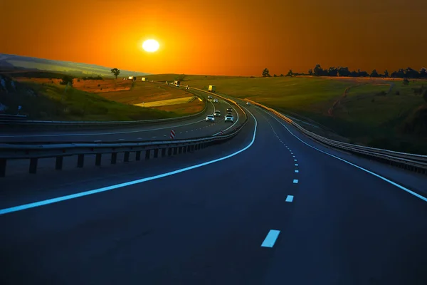 Автомобильное движение на многополосном сельском шоссе — стоковое фото