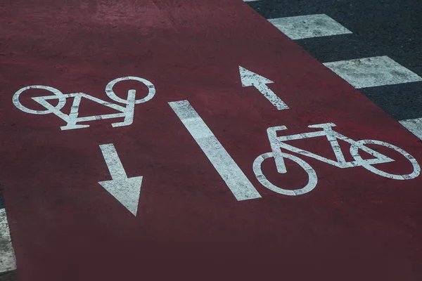 Símbolo de bicicleta dibujado en la acera — Foto de Stock