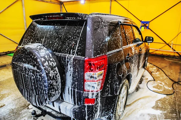 Carro na lavagem de carros shampoos — Fotografia de Stock
