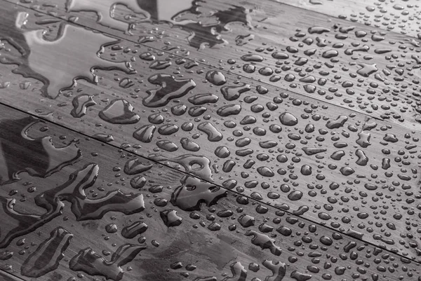 Gotas de água na placa de madeira — Fotografia de Stock