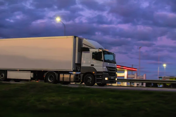 Camión se mueve en carretera del país —  Fotos de Stock