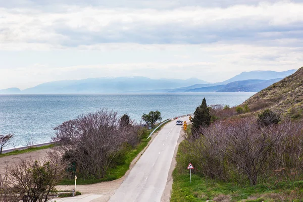 Car is moving along the highway along the sea — Stock Photo, Image