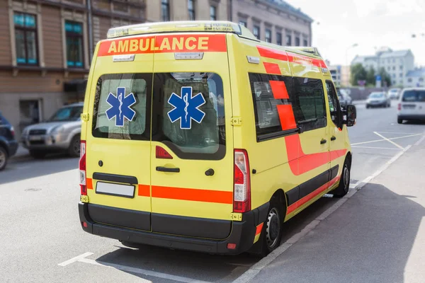 Ambulance op de stad — Stockfoto