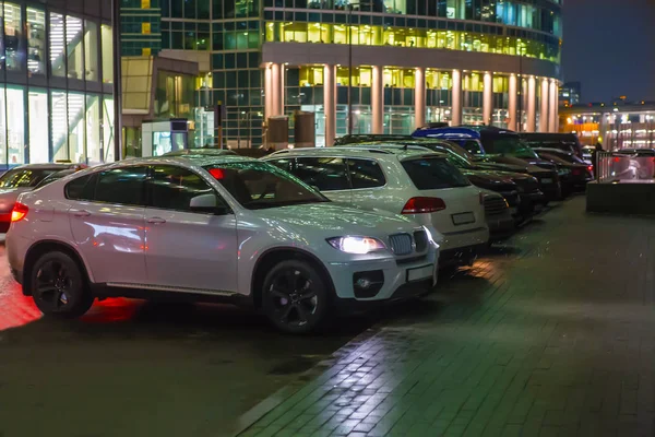 Auto nel parcheggio sulla strada di notte — Foto Stock