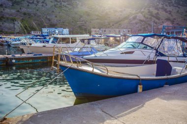 iskelede otoparkta tekneler