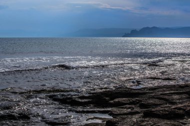 deniz kıyısında dağlar