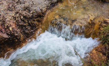 Bir dağ deresinin kayaları arasında akan su. 