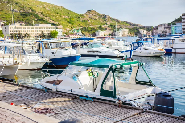 otoparkta powerboats ve gemiler