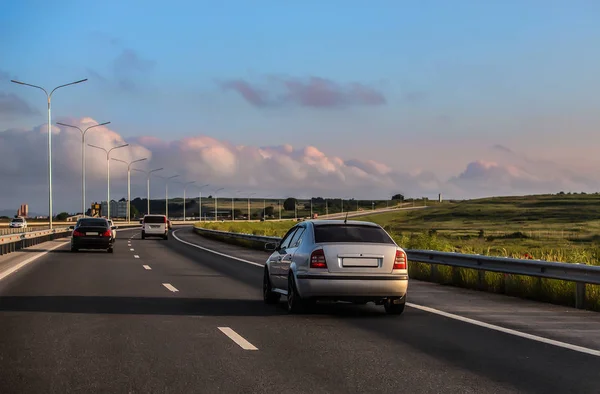 Tráfico de coches en una carretera suburbana — Foto de Stock