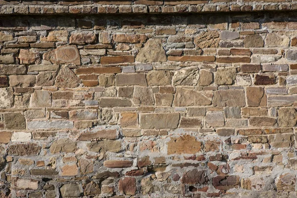Oude bakstenen muur van ruwe steen — Stockfoto
