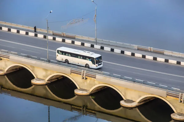 Autobús se mueve en el puente — Foto de Stock