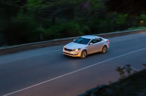 Coche se mueve en el camino nocturno . —  Fotos de Stock