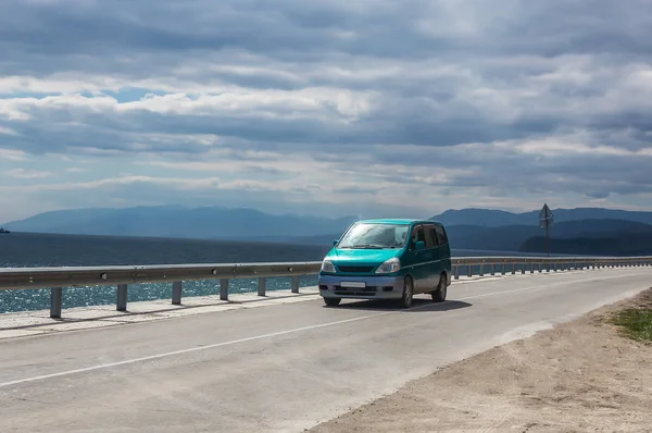 Minivan deniz boyunca karayolu üzerinde hareket — Stok fotoğraf