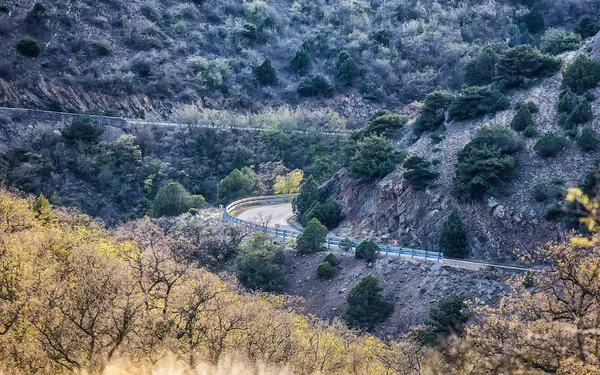 Estrada sinuosa nas montanhas na primavera — Fotografia de Stock