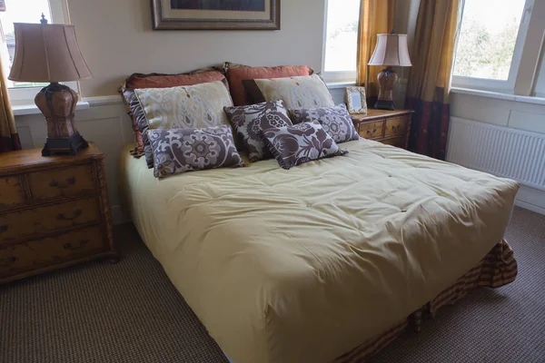 대형 침대가있는 침실 — 스톡 사진